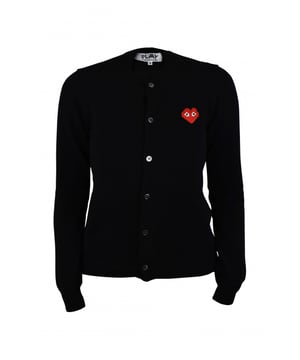 Comme des Garçons vest van zwarte wol.Knoopsluiting.Emblematisch rood hart op de borst.Lange mouwen.Geribbelde randen.