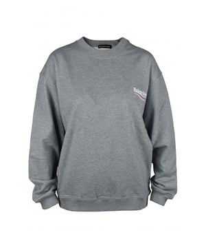 Sudadera Balenciaga Political de algodón gris.  Logotipo estampado en blanco y rojo en el pecho y la espalda.Mangas largas. Bordes acanalados.Cuello redondo.100% algodón.