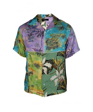 Kurzärmeliges Hemd von Amiri im Hawaii-Stil.Dieses Hemd, das mit einem Patchwork aus Pflanzenmotiven bedeckt ist, entführt Sie in ein tropisches Paradies.Farben: Grün, Blau und Violett.Klassischer Kragen.Mit Knöpfen zu schließen.Seide von hoher Qualität.Made in Italy.