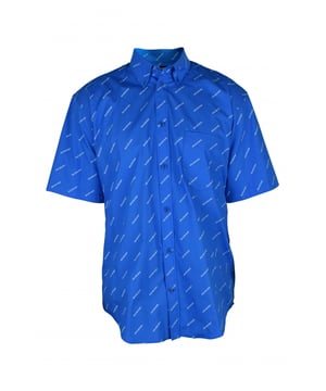 Camisa de algodón azul con monograma de Balenciaga.Logotipo blanco en toda la camiseta.Manga corta.Diseño de rayas.Bolsillo en el pecho.Cuello clásico.Cierre con botones azules.100% algodón.