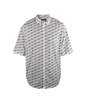 Camisa blanca de algodón Balenciaga.Logotipo monograma «BB» negro impreso en diagonal en el cuerpo.Cierre con botones.Bolsillo en el pecho.Mangas cortas.
