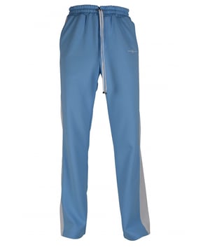 Pantalón jogging Amiri de poliéster azul claro.Rayas blancas en los laterales de las piernas.Pequeño logotipo «MA» blanco estampado en la parte delantera.Cintura elástica con cordones.Bolsillos laterales con cremallera.Un bolsillo trasero.Parche negro con el logotipo en la espalda.Made in Italy.