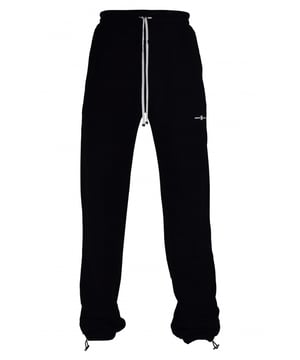 Pantalón jogging Amiri de algodón negro.Pequeño estampado blanco «MA» en la parte delantera de una pierna.Estampado blanco «Amiri» en la parte trasera de una pierna.Cintura elástica con cordones blancos.Logotipo negro en la parte trasera.Bolsillos laterales.Un bolsillo trasero.Tobillos elásticos con cordones.Made in Italy.