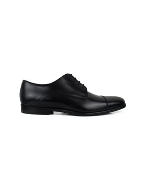 Zwarte veterschoenen van kalfsleer.Leren zool.Handgemaakte schoenen.Gemaakt in Italië.