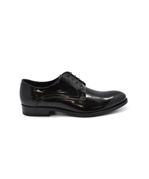 Zapatos con cordones de piel negra.Suela de cuero.Zapatos hechos a mano.Made in Italy.