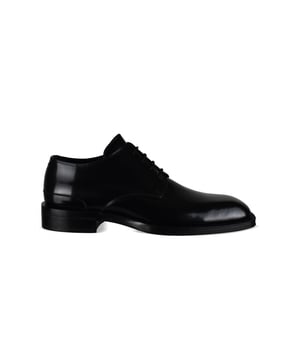 Derbies Burberry de charol negro.Punta cuadrada.Cierre de cordones negro.Suela de cuero.Made in Italy.
