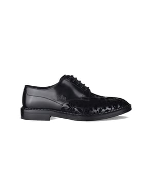 Derbys Dolce&Gabbana en suave piel de becerro negra.Parte superior adornada con motivos barrocos de terciopelo.Cierre de cordones encerados.Suela de cuero y caucho.Puntera redondeada.100% piel.Made in Italy.
