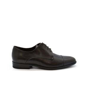 Zapatos con cordones de piel marrón.Suela de cuero.Zapatos hechos a mano.Made in Italy.
