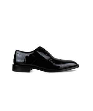 Derbies Balenciaga de charol negro.Detalles de costuras.Cierre delantero con cordones negros.Suela de cuero con detalle en la parte trasera.Puntera de almendra.Made in Italy.
