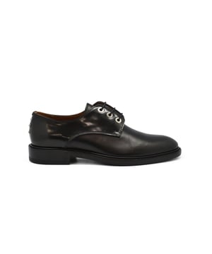 Zapatos de cordones de Givenchy con tachuelas en la parte trasera.100% piel negra.Made in Italy.