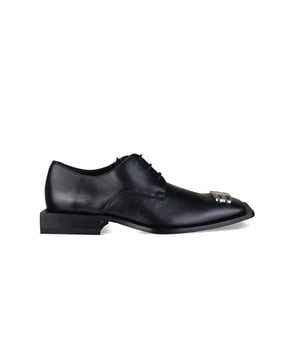 Derbies Balenciaga de cuero negro.Logotipo  BB  de metal plateado en la parte delantera.Puntera cuadrada.Detalle de costuras.Cierre de cordones negro.Suela de cuero.Made in Italy.