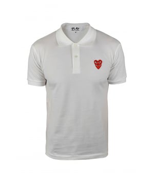 Comme des Garçons poloshirt van wit katoen.Bedrukt met twee emblematische rode harten op de borst.Korte mouwen.Klassieke button-down kraag.