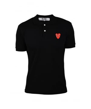 Comme des Garçons poloshirt van zwart katoen.Twee emblematische rode harten op elkaar gelegd en geborduurd op de borst.Korte mouwen.Klassieke button-down kraag.