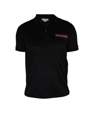 Polo negro de Alexander McQueen.Parche con logo cosido en la parte delantera.Dos botones en la parte delantera.100% algodón.Made in Italy.