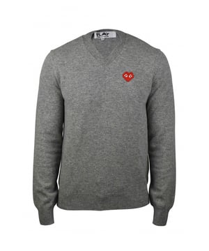 Comme des Garçons trui met V-hals van grijze wol.Emblematisch rood hart op de borst.Lange mouwen.Geribbelde randen.