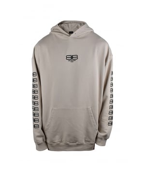 Sudadera con capucha de algodón beige de Balenciaga.  Logotipo BB negro bordado en el centro y a lo largo de las mangas.Bordes acanalados.Mangas largas. Bolsillo canguro.Corte oversize.