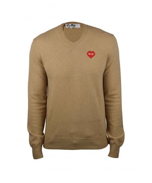 Comme des Garçons trui met V-hals van kamelenwol.Emblematisch rood hart op de borst.Lange mouwen.Geribbelde randen.