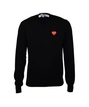 Comme des Garçons trui met V-hals van zwarte wol.Emblematisch rood hart op de borst.Lange mouwen.Geribbelde randen.