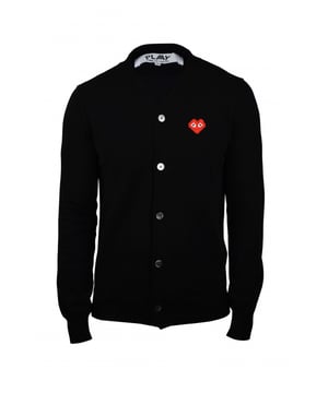 Comme des Garçons vest van zwarte wol.Knoopsluiting.Emblematisch rood hart op de borst.Lange mouwen.Geribbelde randen.