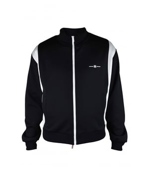 Chaleco Amiri de poliéster negro.Logotipo blanco impreso en el pecho.Estampado «Amiri» blanco en la espalda.Detalles blancos en los laterales.Bolsillos laterales.Cremallera principal.Puños de las mangas de canalé.Cintura elástica.Parche negro con logotipo en el elástico trasero.Cuello alto.Made in Italy.