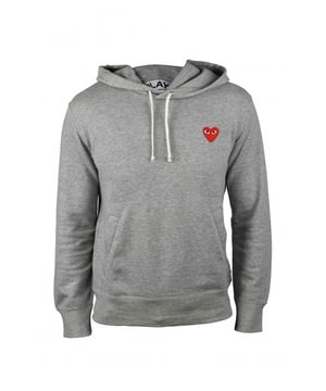 Comme des Garçons sweatshirt van grijs katoen.Capuchon met trekkoord.Geborduurd rood hart op de borst.Kangoeroezak.Lange mouwen.Geribbelde randen.