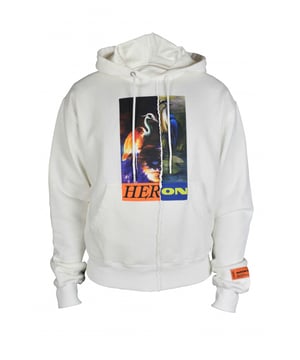 Sudadera con capucha Heron Preston en algodón blanco.Mangas largas con estampado gráfico de pelícanos.Separación en el centro de la sudadera.Insercion de parches con el logotipo en la manga.Bolsillo tipo canguro en la parte delantera.Bordes acanalados.100% algodón.