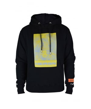 Sudadera con capucha Litho Heron Preston de algodón negro.Impresión gráfica en la parte delantera.Parche de logotipo naranja en la manga.Bolsillo tipo canguro en la parte delantera.Capucha con cordón.Mangas largas.Bordes acanalados.100% algodón.