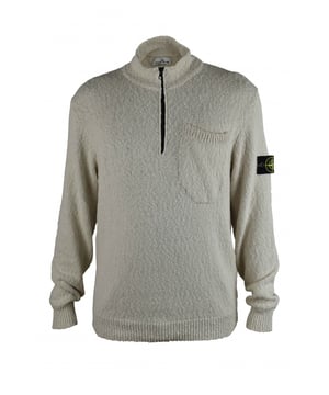 Beigefarbener Pullover von Stone Island aus Baumwolle und Leinen.Design aus Strick und Maschen.Tasche auf der Brust.Emblematischer Logo-Patch auf dem linken Ärmel.Lange Ärmel.Gerippte Kanten.Stehkragen mit schwarzem Reißverschluss.Made in Italy.