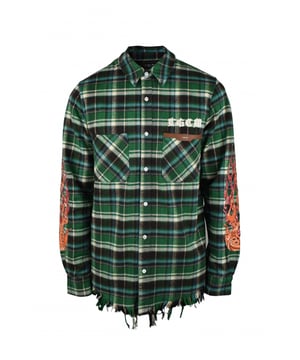 Amiri groen en blauw geruit katoenen overshirt.Rode en oranje bandana-prints op de mouwen.Oranje logo gedrukt op de achterkant.Geborduurde witte letters op de achterkant.Zijzakken op de borst.Bruin leren logo-juk bovenop één zak.Pony aan de onderkant.Knoopsluiting.Klassieke kraag.