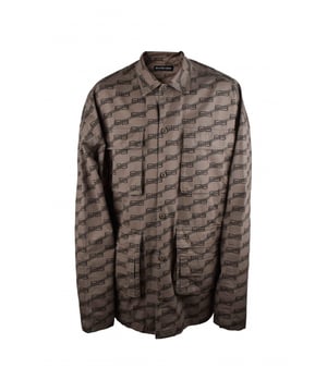 Camisa cargo beige Balenciaga.Logotipo  BB  marrón impreso en diagonal en el cuerpo.Cierre con botones.4 bolsillos delanteros.Cuello clásico con solapa.Mangas largas.100% algodón.Made in Italy.