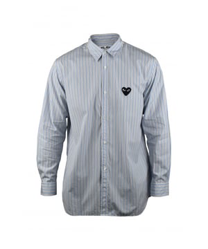 Katoenen overhemd van Comme des Garçons.Blauwe, grijze en witte strepen.Geborduurde zwarte hartlogopatch op de borst.Knoopsluiting.Lange mouwen met knoopsluiting.Klassieke kraag.