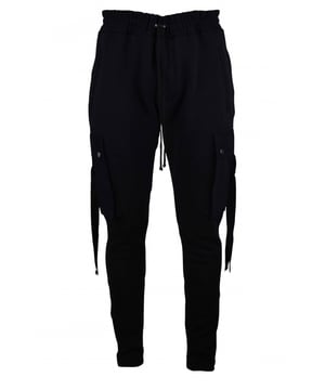 Pantalón cargo Amiri negro.Cintura con cordón. Bolsillos laterales ocultos con cremallera. Parche con logotipo de piel negra en la parte trasera.Bolsillos cargo laterales en ambas perneras con cierre de botón a presión.Un bolsillo trasero con cremallera.Detalles metálicos plateados.Dobladillo recto.100% algodón.Made in USA.