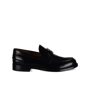 Fred Burberry loafers van glanzend zwart leer.Bovenwerk met leren band.TB-logo in zilver metaal op de voorkant.Hakhoogte: 2,5 cm.Made in Italy.