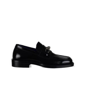 Burberry 'Barbed' loafers van glanzend zwart leer.Bovenwerk met leren band.Metalen prikkeldraaddetails.Hakhoogte: 2,5 cm.Gemaakt in Italië.