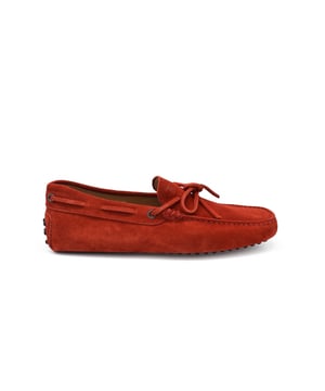 Mocasines Tod's en ante rojo.Cordones atados al frente.Suela de goma con tachuelas.Made in Italy.