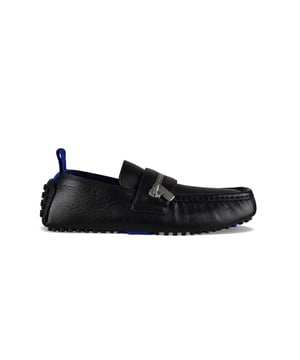 Mocasines Burberry de piel negra.Correa delantera con cremallera plateada.Puntera cuadrada redondeada.Suela y tacón de goma.Lengüeta azul en la parte trasera.Made in Italy.