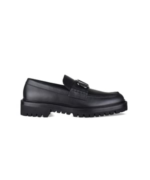 Mocasines VLogo de Valentino Garavani en piel negra.Adorno metálico negro VLogo Signature en la parte delantera de la zapatilla.Suela de caucho.Altura del tacón: 4 cm.Made in Italy.
