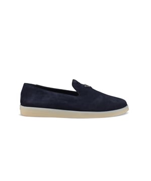 Prada marineblauwe loafers van suède kalfsleer.Geëmailleerd metalen driehoekig logo op de bovenkant.Rubberen zool.Zoolhoogte: 1,5 cm.Amandelneus.