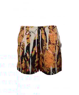 Bañador Amiri de poliéster.Estampados efecto mancha de pintura.Estampados en amarillo, marrón, rojo, blanco y negro.Bolsillos con aberturas laterales.Bolsillo trasero.Placa negra con logotipo en la espalda.Cintura elástica.Cordón de ajuste blanco.Logotipo blanco en el bajo.