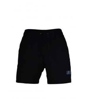 Shorts de baño Amiri negros de poliéster y elastano.Logotipo «Amiri» azul estampado en el bajo.Cintura elástica con cordones.Bolsillos laterales.Un bolsillo trasero con cierre de velcro.Parche con logotipo negro en la espalda.