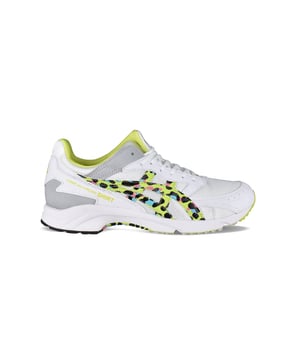 Tarther SD sneakers in wit Comme Des Garçons Play x Asics canvas.Grijze suède inzetstukken.Groene, blauwe en roze luipaardmotieven.Witte vetersluiting aan de voorkant.Logo op de tong aan de voorkant.Superlichte rubberen zool.Ronde amandelvormige neus.