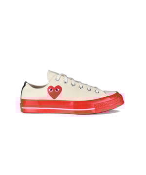 Comme Des Garçons Play x Converse sneakers.Lichtbeige canvas.Handtekening rood hartlogo aan de buitenkant.Contrasterende rode lakrubberen zool.Witte rubberen ronde neus.Vetersluiting.Contrasterende naden.