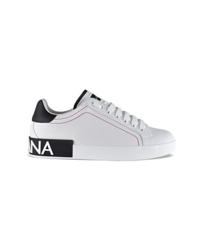 Dolce & Gabbana Sneakers aus weißem und schwarzem Leder.Fersenkappe aus schwarzem Leder.Schwarzer Patch mit weißem Logo auf der Zunge.Verschluss mit weißen Schnürsenkeln.Details von sichtbaren Nähten.Weiße und schwarze Gummisohle.Kontrastierender „Dolce & Gabbana“-Logostreifen auf der Rückseite der Sohle.Made in Italy.