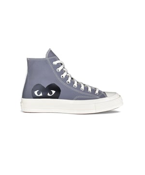 Comme Des Garçons Play x Converse hoge sneakers.Grijs canvas.Witte rubberen ronde neus.Handtekening zwart hartlogo aan de buitenkant.Vetersluiting.Contrast stiksel.Witte rubberen zool.