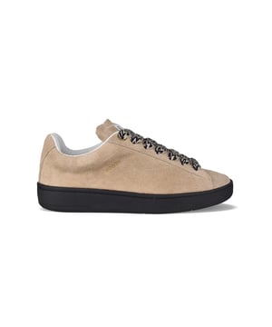 Sneakers Lanvin Lite Curb en ante beige.Logotipo dorado en relieve en el lateral.Etiqueta del logotipo en la lengüeta.Cierre de cordones bicolor con motivo Curb tejido en espiga.Logotipo Mother and Child blanco en el contrafuerte.Suela de goma negra.Puntera redondeada.