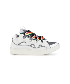 Lanvin Curb sneakers van wit leer.Suède randen met jukontwerp.Logo in reliëf aan de zijkant.Oversized tong en platte rubberen zool.Rood, grijs, geel en groen vetersluiting aan de voorkant.Ronde en geperforeerde neus.Gemaakt in Italië.