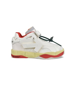 Sneakers  Puzzle Couture  de Off-White en piel blanca.Flecha blanca en el lateral.Suela de goma beige, roja y morada con logotipo Off-White.Cierre de cordones blancos.Cierre de velcro en el tobillo marcado con el logotipo.Emblema verde en un lateral.Contrafuerte con inscripción  Haute  y  Couture  en negro.
