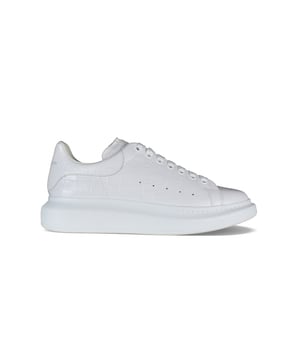 Sneakers Alexander McQueen Oversize.En piel blanca con efecto cocodrilo.Modelo tono sobre tono.Logotipo en el talón y la lengüeta.Cordones planos blancos.Suela blanca sobredimensionada.100% piel de becerro.Made in Italy.