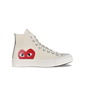 Comme Des Garçons Play x Converse hoge sneakers.Wit canvas.Handtekening rood hartlogo aan de buitenkant.Rubberen zool.Ronde witte rubberen neus.Vetersluiting.Contrast stiksel.