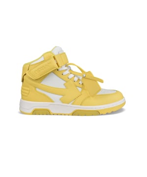 Sneakers de caña alta Out Of Office Off-White en piel amarilla y blanca.Flecha emblemática en el lateral.Puntera con logotipo negro.Cierre de cordones blancos.Cierre de velcro en el tobillo.Suela plana de goma en contraste.Etiqueta emblemática en una de las zapatillas.